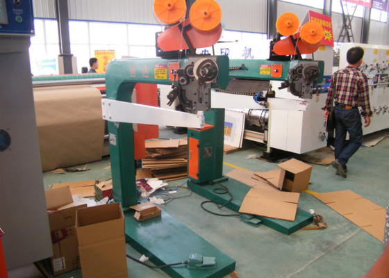 China Máquina de costura/grapadora de la caja manual profesional del cartón con el motor servo proveedor